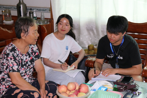 图4走访老党员