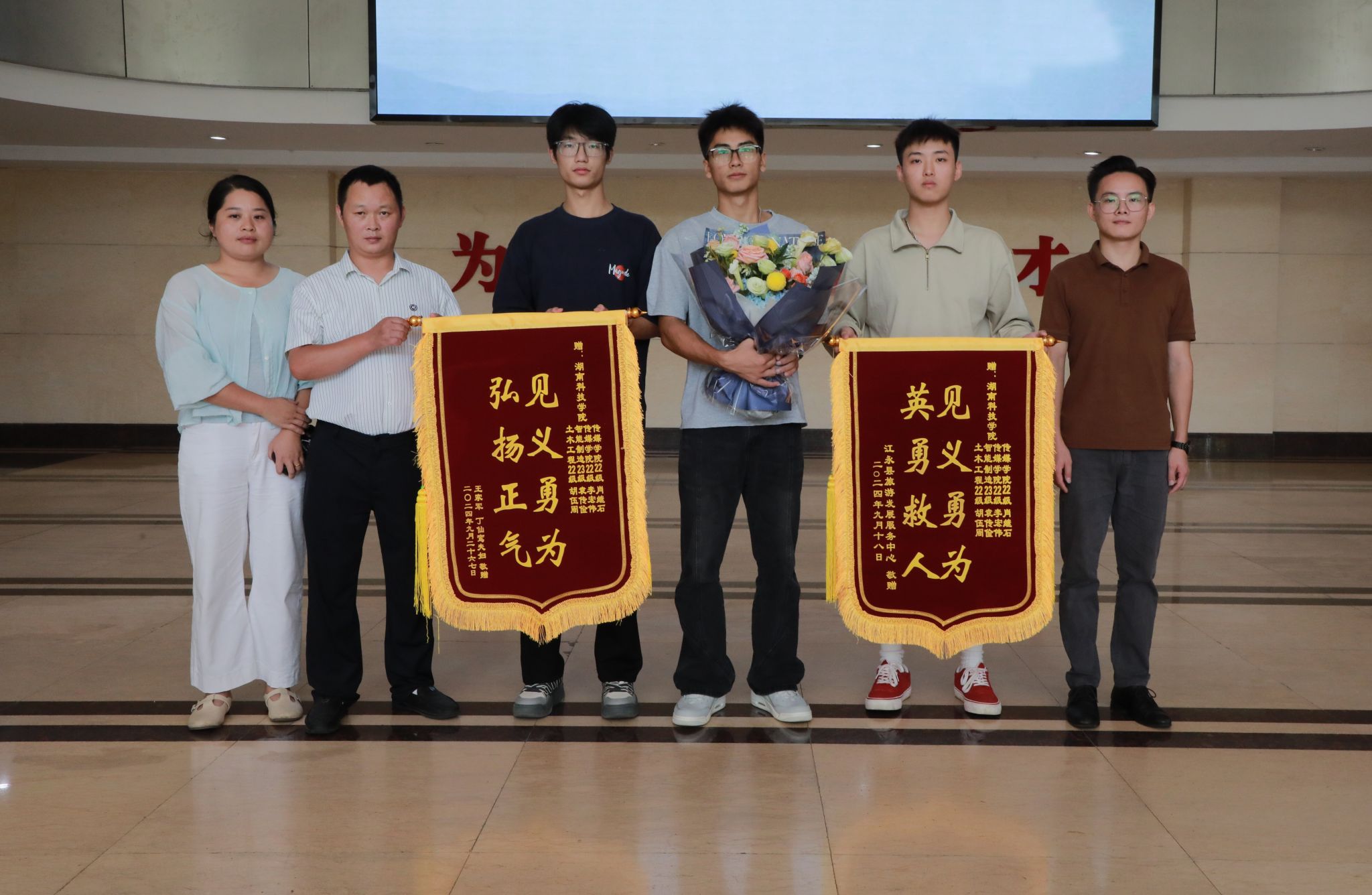 壹贰博官网大学生勇救溺水者.jpg