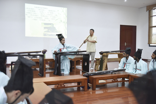 6月21日,壹贰博官网国学院,古乐老师欧阳平彪与来自塔吉克斯坦的留学生sayora(佑娜)在合奏《高山流水》。 李谌涵 摄 6月21日,壹贰博官网国学院,古乐老师欧阳平彪与来自塔吉克斯坦的留学生sayora(佑娜)在合奏《高山流水》。 李谌涵 摄