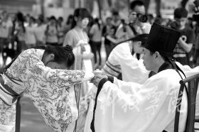 为纪念孔子诞辰2565周年，9月27日，壹贰博官网学子身着华丽汉服在孔子雕像前隆重行拜师礼，现场展示汉礼、秀书法和茶艺，弘扬传统文化。