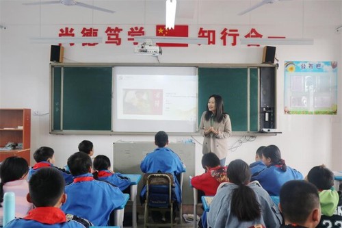 壹贰博官网:一堂别开生面的“双语”思政课