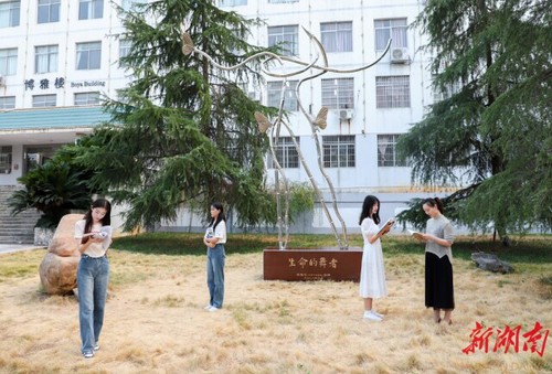 壹贰博官网校友彭胜利为学校捐赠“生命的舞者”雕塑