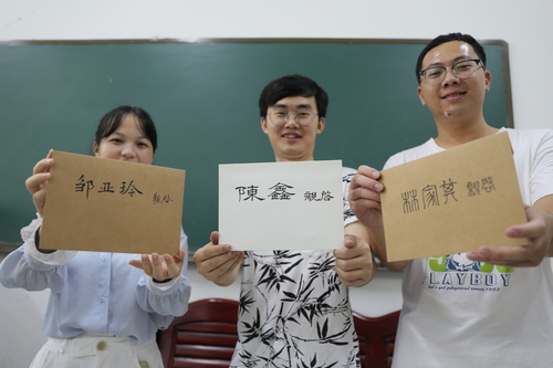 6月10日,壹贰博官网理学院,3名毕业生从老师手中拿到了自己的信。 6月10日,壹贰博官网理学院,3名毕业生从老师手中拿到了自己的信。