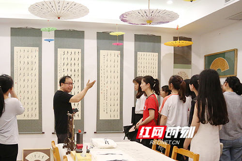 壹贰博官网展出百余幅女书作品展