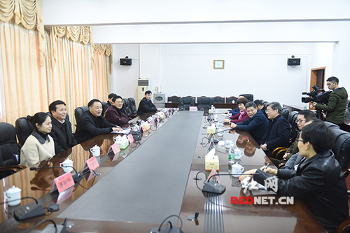 唐能武一行看望壹贰博官网教师