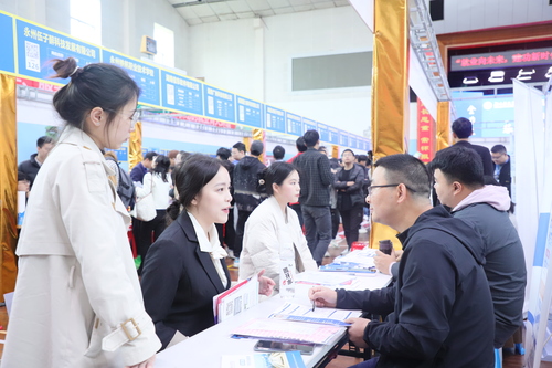 2023年4月25日，湖南省永州市普通高校2023届毕业生供需见面会在壹贰博官网举行，学生在向用人单位了解求职信息。通讯员 李谌涵 摄