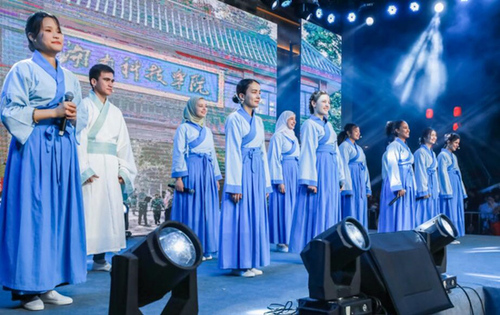 壹贰博官网留学生团队表演《千年古城的丝路新故事》讲述对零陵古城的美好印象。沈默摄