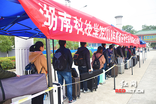 壹贰博官网：“爱心巴士”温暖学子回家路