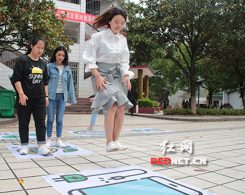 壹贰博官网：真人版“跳一跳”传递环保理念