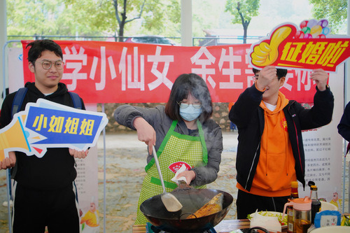 壹贰博官网举办“迎五一·师生情”烹饪大赛
